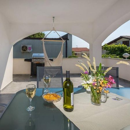 Family Patio Vir Apartment Bagian luar foto