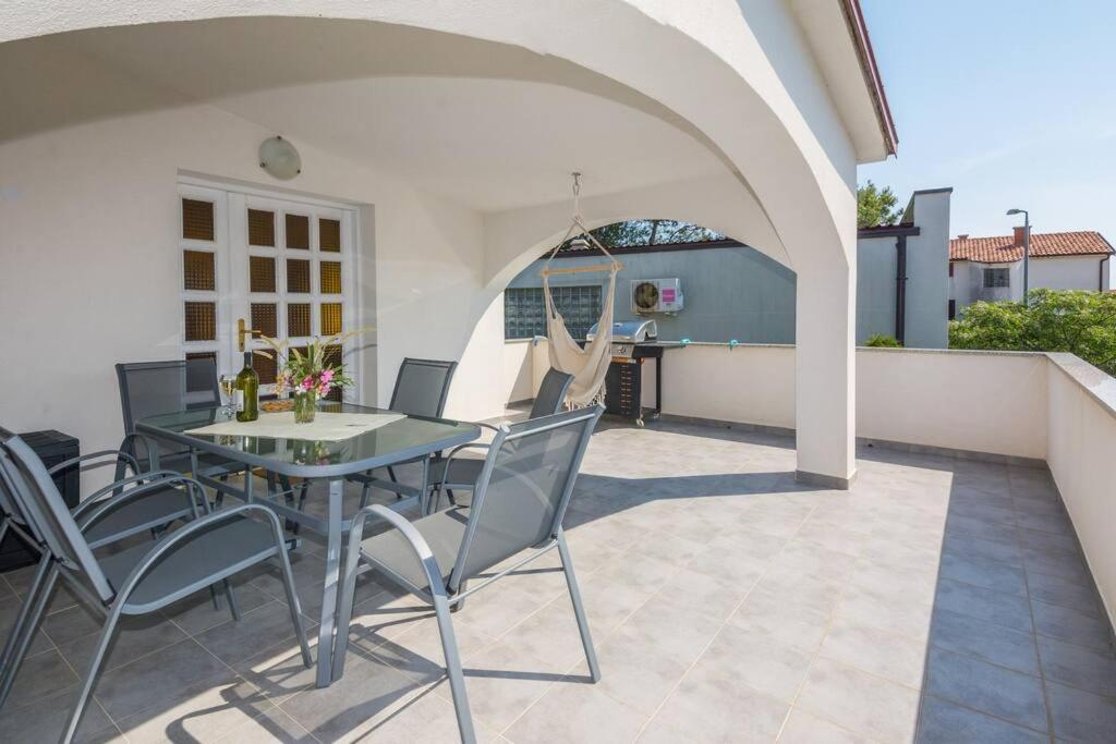Family Patio Vir Apartment Bagian luar foto