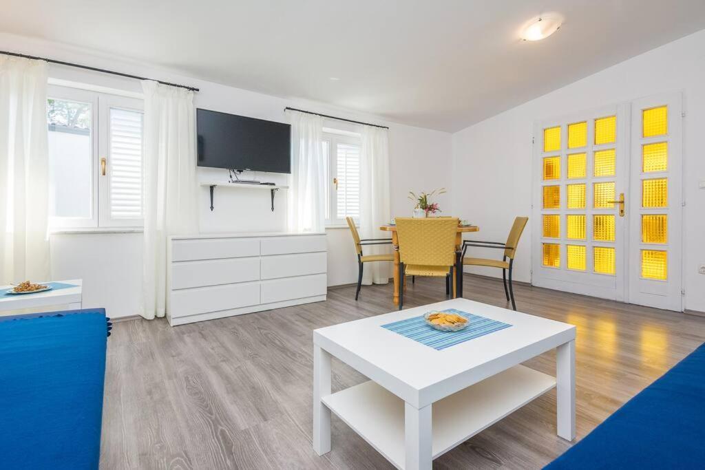 Family Patio Vir Apartment Bagian luar foto